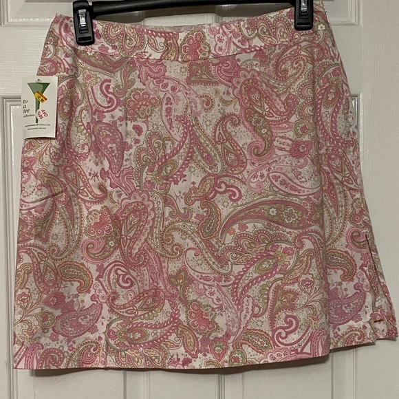 to a tee Dresses & Skirts - Chic To A Tee Paisley Pink and White Golf Skort